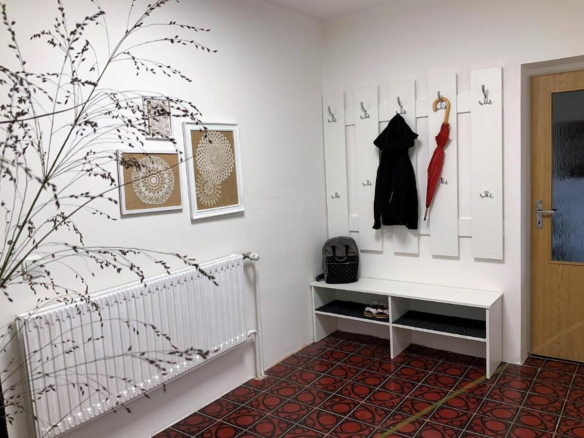 Apartman V Podkrovi Hostinné Buitenkant foto